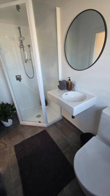 Apartment 2 - Haddin Court - Stunning Executive เบลนิม ภายนอก รูปภาพ